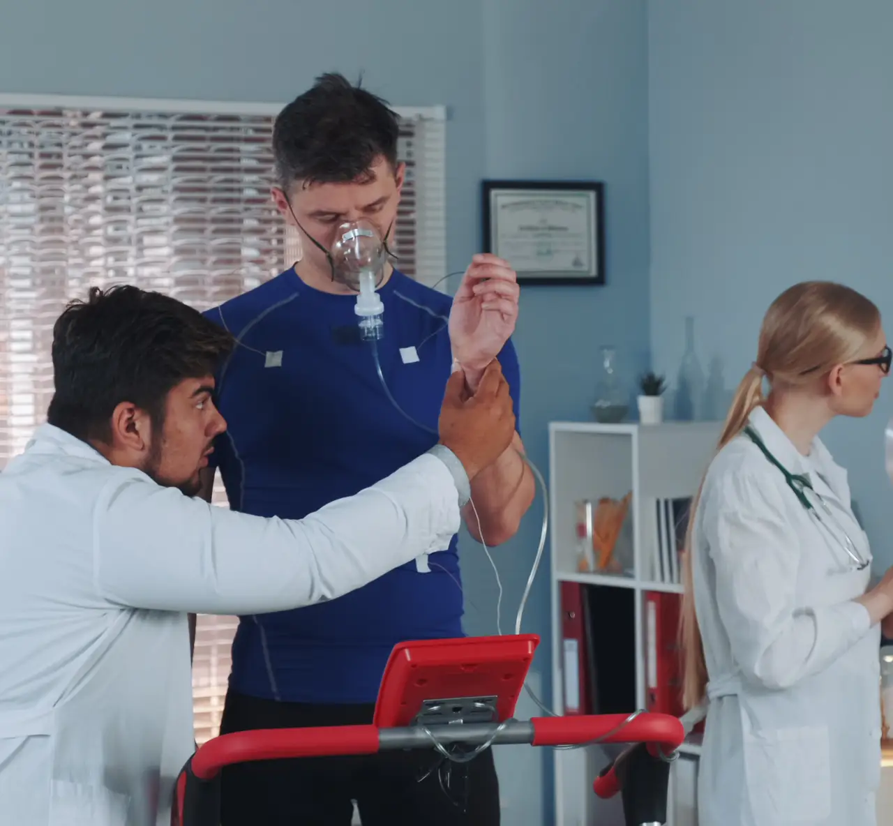 doctor-preparing-sportsman-oxygen-mask-cardio-respiratory-test (1)